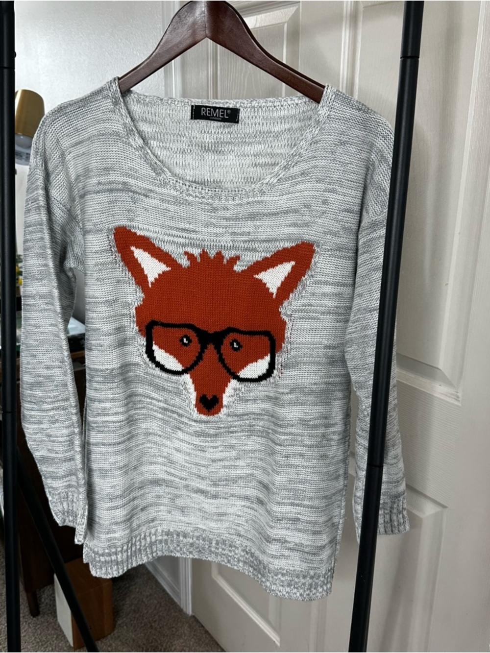Women's Gray Crewneck Sweater with Rust Fox Graphic 🛞
